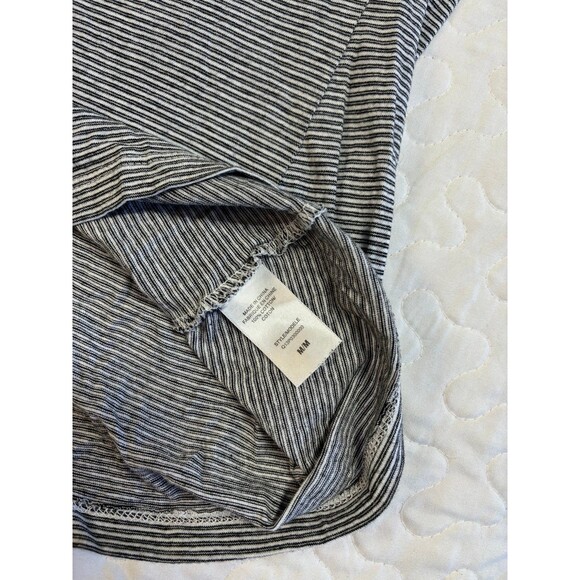 Guess black and white striped fitted knit short sleeve shirt size medium - Picture 4 of 6